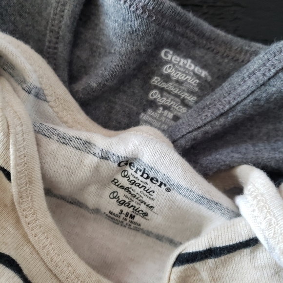 Gerber Lot of 2 Baby 3-9 Months Organic Cotton Short Sleeve Onesie Grey Beige - Picture 4 of 5